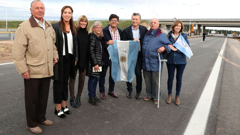 El presidente, la gobernadora y vecinos durante la recorrida (Presidencia).