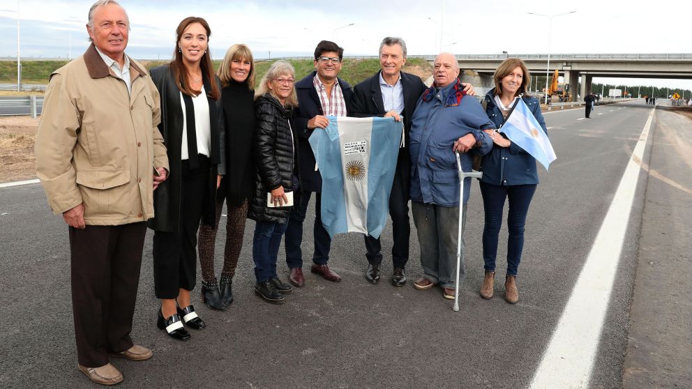 El presidente, la gobernadora y vecinos durante la recorrida (Presidencia).