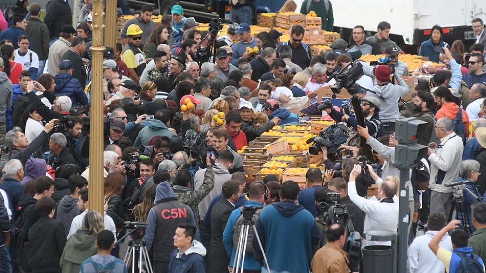 Frutas para todos.La gente espera varios minutos para recibir algo. (Rubén Paredes-Crónica)