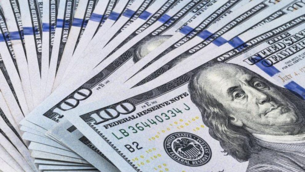 La divisa estadounidense abrió la semana en alza.