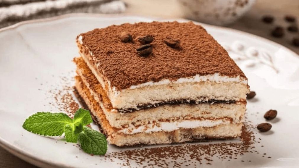Receta fácil y práctica para hacer tiramisú, el famoso postre italiano con vainillas y café.