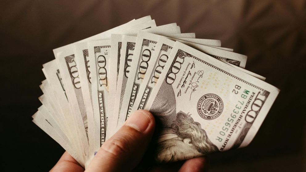 Sube el dólar oficial y se acerca al techo cambiario que estableció el Gobierno.