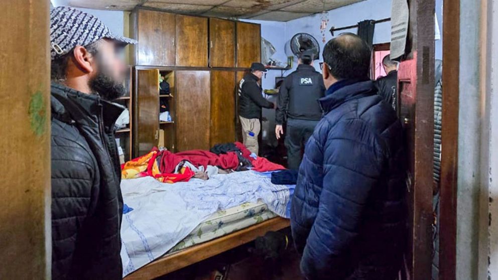 La policía durante el operativo para desarticular la red de trata.