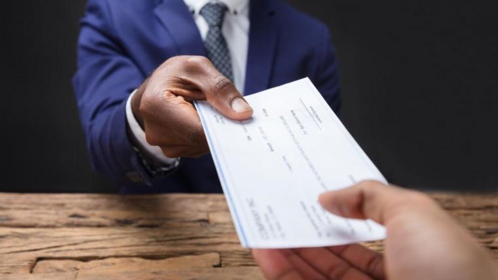 El Gobierno de Javier Milei estableció una nueva fecha de vencimiento para el impuesto al cheque (Imagen ilustrativa).