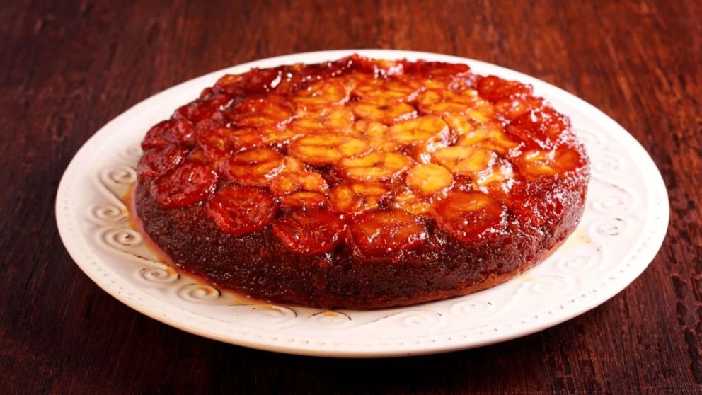 Bizcochuelo invertido de banana: un postre esponjoso y dulce que conquista en cada porción.