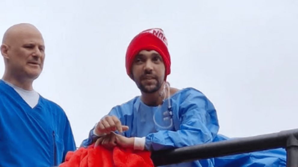 El fotógrafo Pablo Grillo reapareció tras 55 días internado por recibir un cartucho de gas lacrimógeno en la cabeza (Imagen @justiciaporpablogrillo).