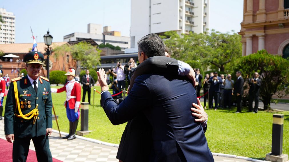 Javier Milei saluda a su par de Paraguay, Santiago Peña, en Asunción.