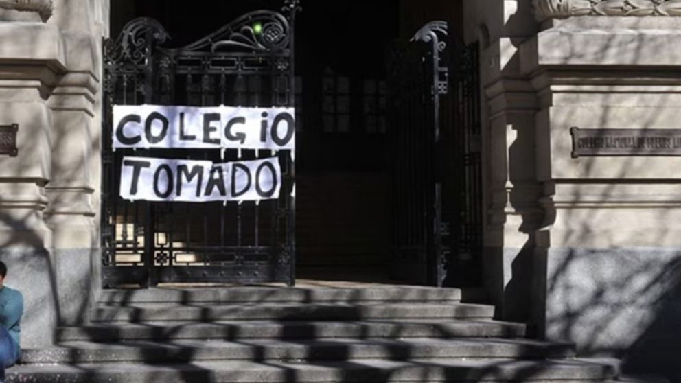 Los alumnos se manifiestan contra el veto de Javier Milei a la Ley de Financiamiento Universitario.