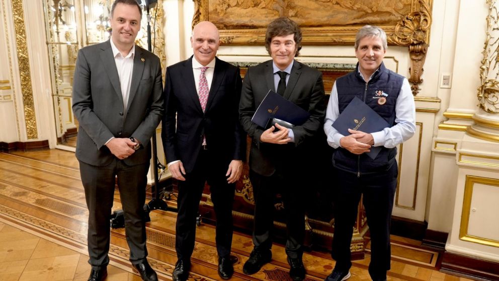 Javier Milei grabó esta tarde en el Salón Blanco la cadena nacional.