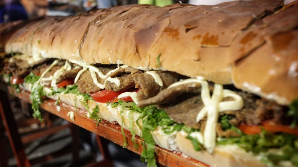 El sánguche de milanesa tiene su fiesta nacional y se convirtió en una de las grandes razones para visitar este destino del norte argentino.