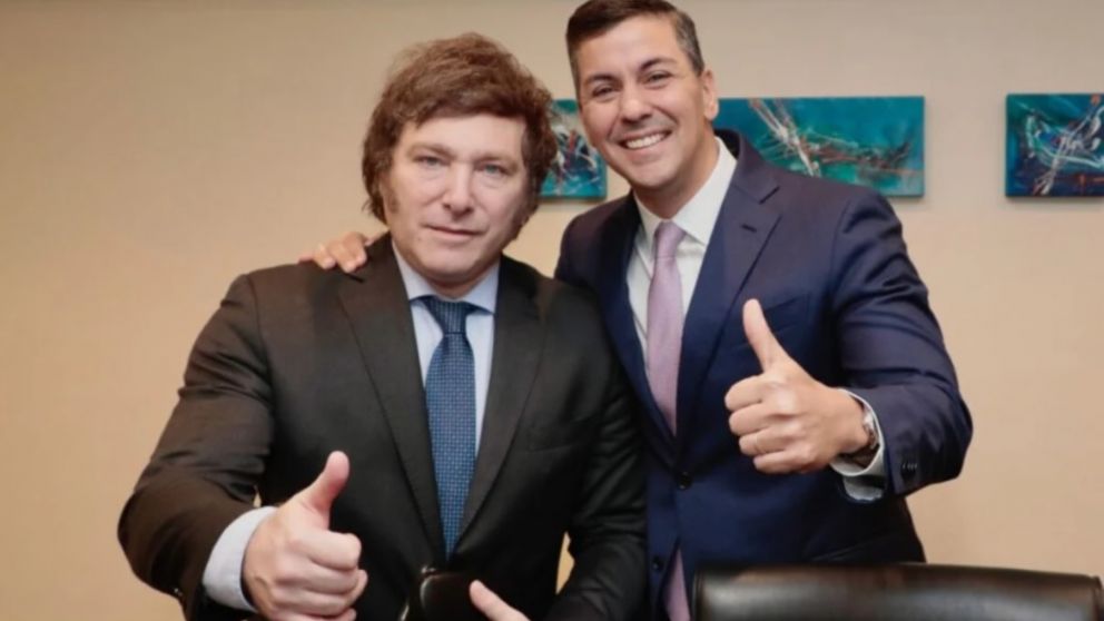 Javier Milei y Santiago Peña en Paraguay.