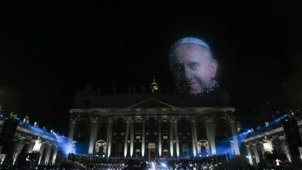 Recrearon el rostro del papa Francisco con miles de drones en un concierto en el Vaticano (Foto Vatican News).