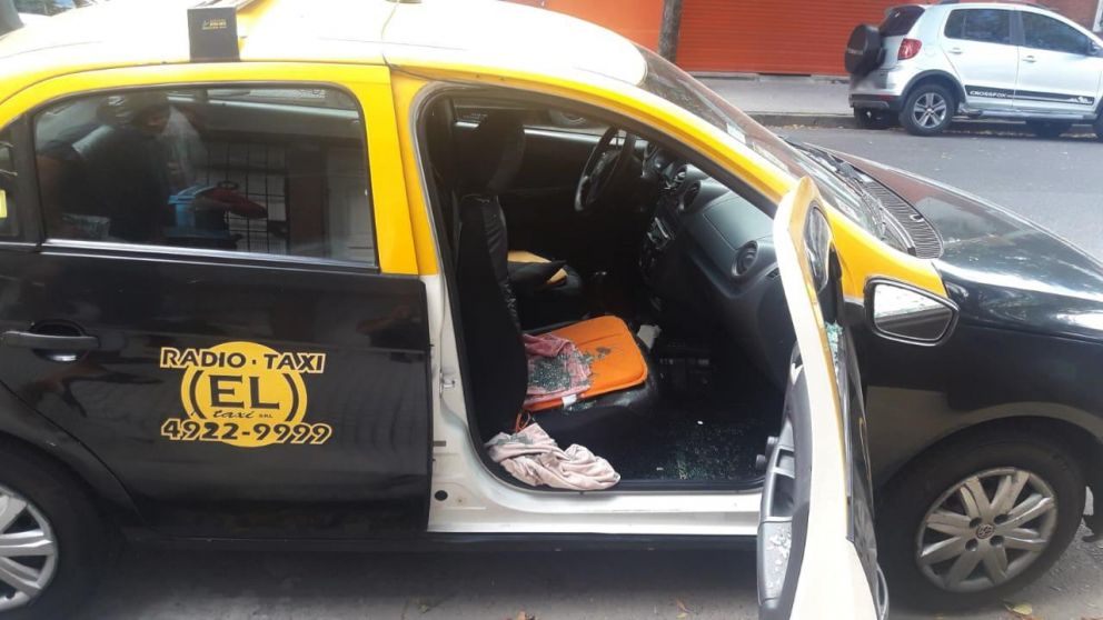 El taxi violentado para sustraer sus pertenencias.