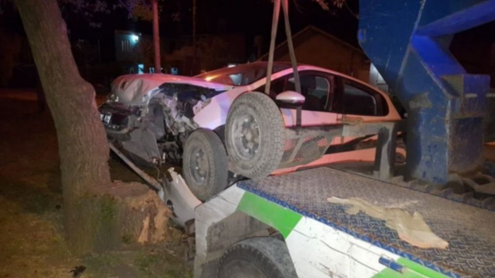 Así quedó el auto en el que huían los ladrones.