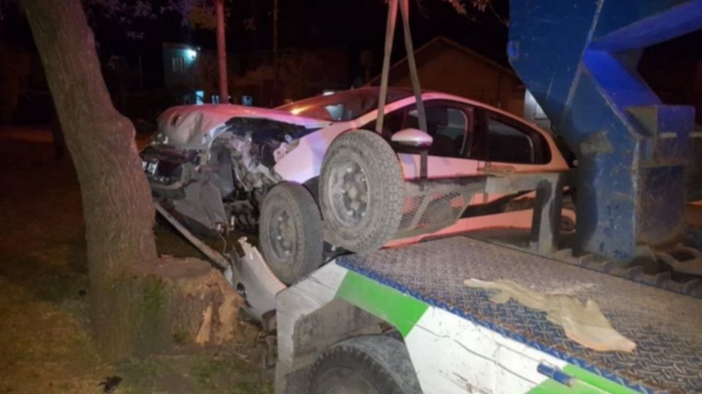 Así quedó el auto en el que huían los ladrones.