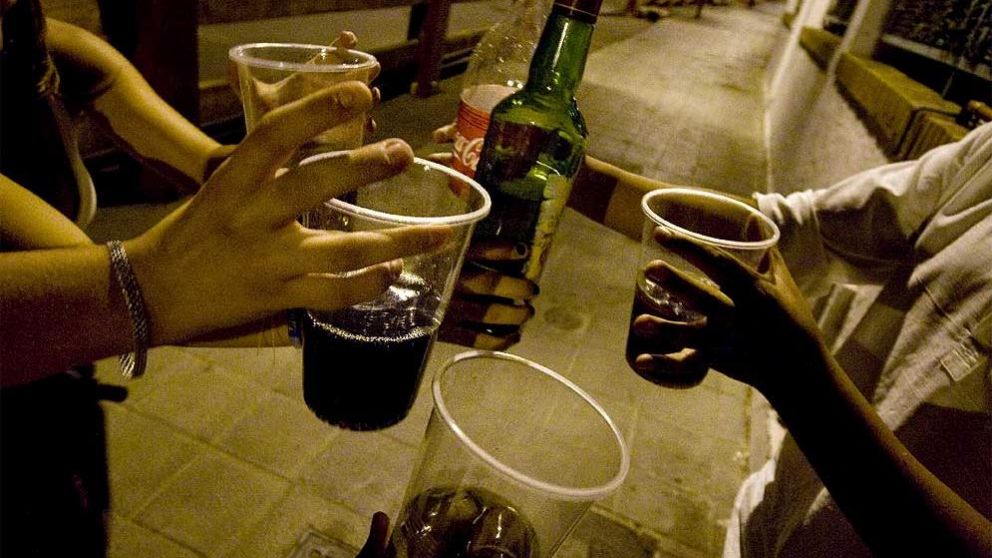 El 66% de los alumnos de escuelas medias probaron alcohol y tabaco.