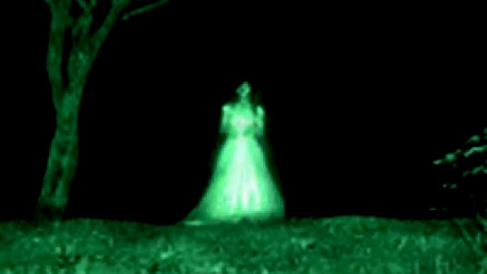 Le sacan una foto al fantasma de la famosa "dama de blanco"