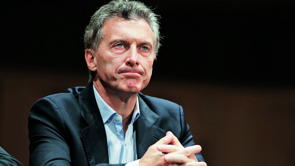 El presidente, consternado por los mortales ataques explosivos a iglesias y hoteles.
