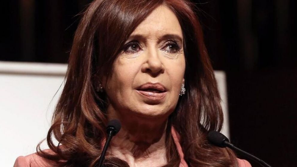 La ex presidenta llegó a la isla para visitar a su hija.