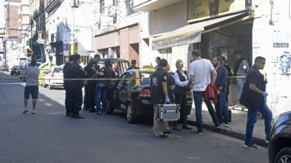 Así trabajaba la policía en el lugar de los hechos.