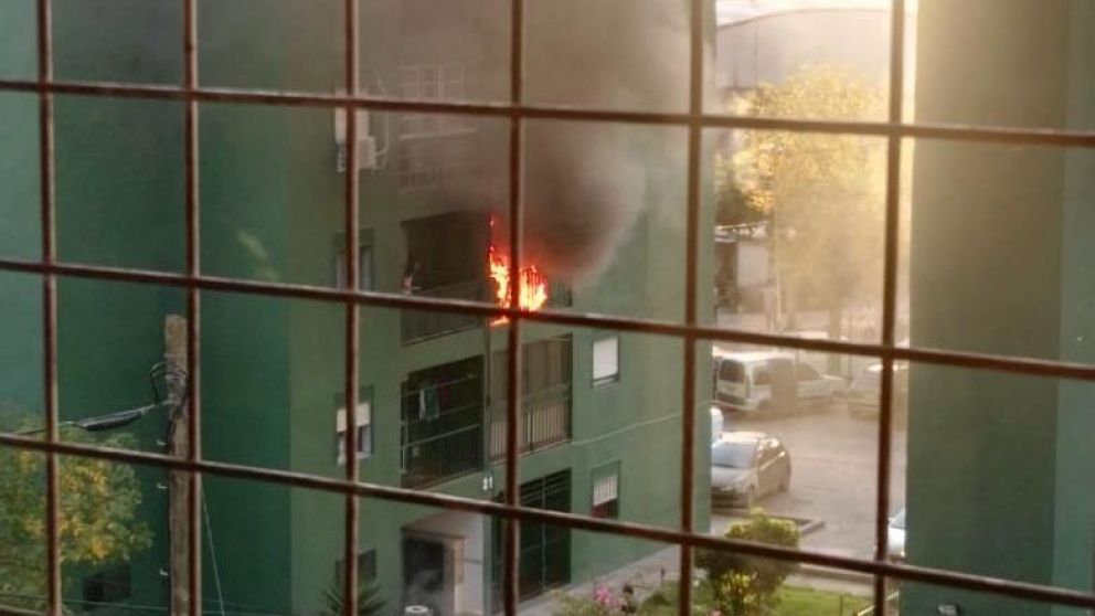 Así ardió el departamento emplazado en Lanús Este. (Captura de video)