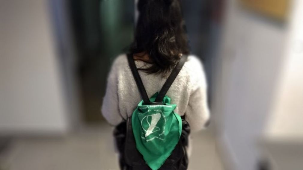 La joven llevaba consigo el pañuelo verde pro aborto.