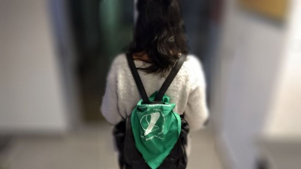 La joven llevaba consigo el pañuelo verde pro aborto.