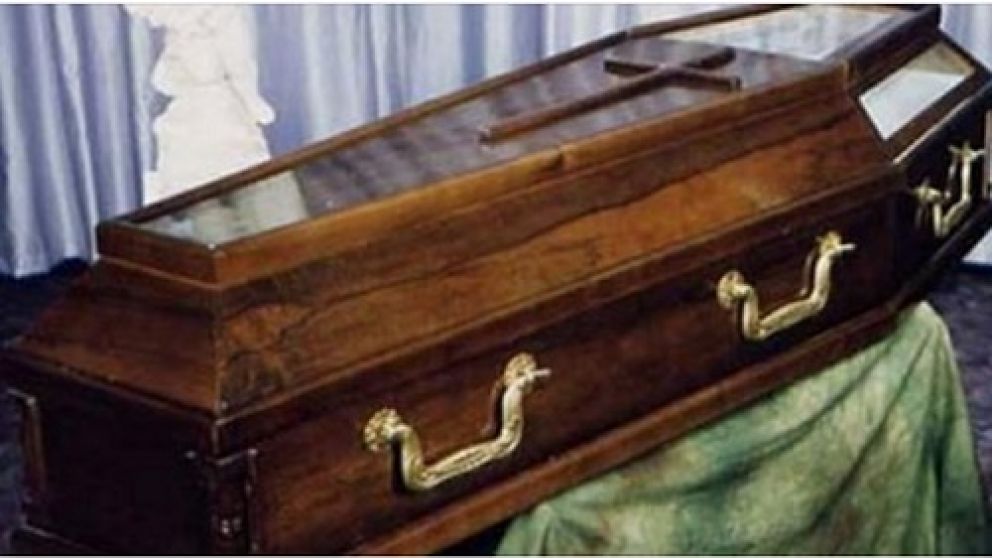 Testigos aseguraron que sintieron golpes desde la tumba donde se encontraba el cuerpo. (Imagen ilustrativa)