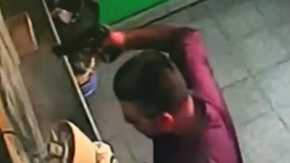 El momento exacto en que da el primer disparo. (Captura de video)