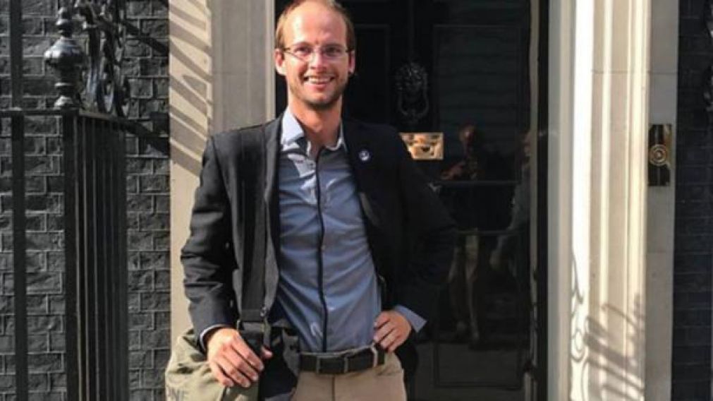 Josh Bratchley al salir de su casa en Inglaterra.