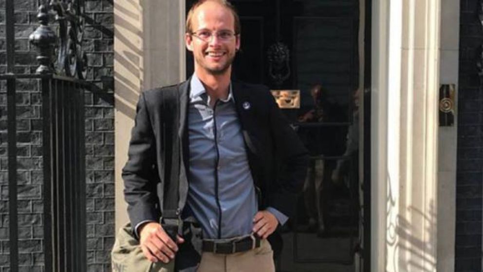 Josh Bratchley al salir de su casa en Inglaterra.