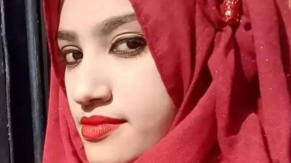 La joven había denunciado al directivo de su escuela y la apretaron y prendieron fuego por eso.