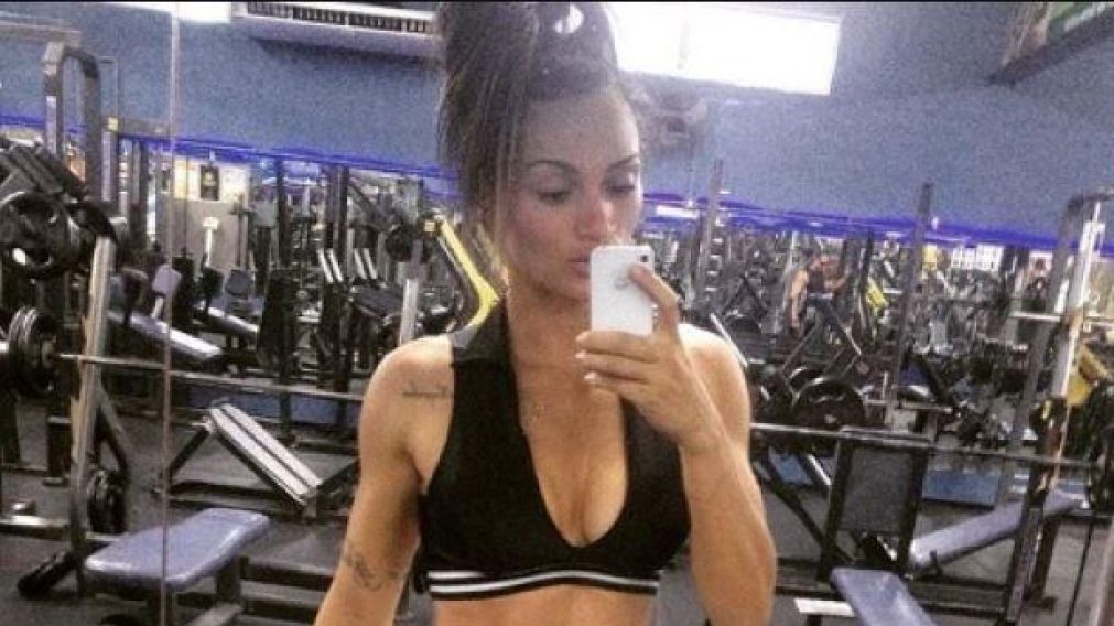 Luchadora de MMA le dio paliza a depravado que se masturbaba frente a ella