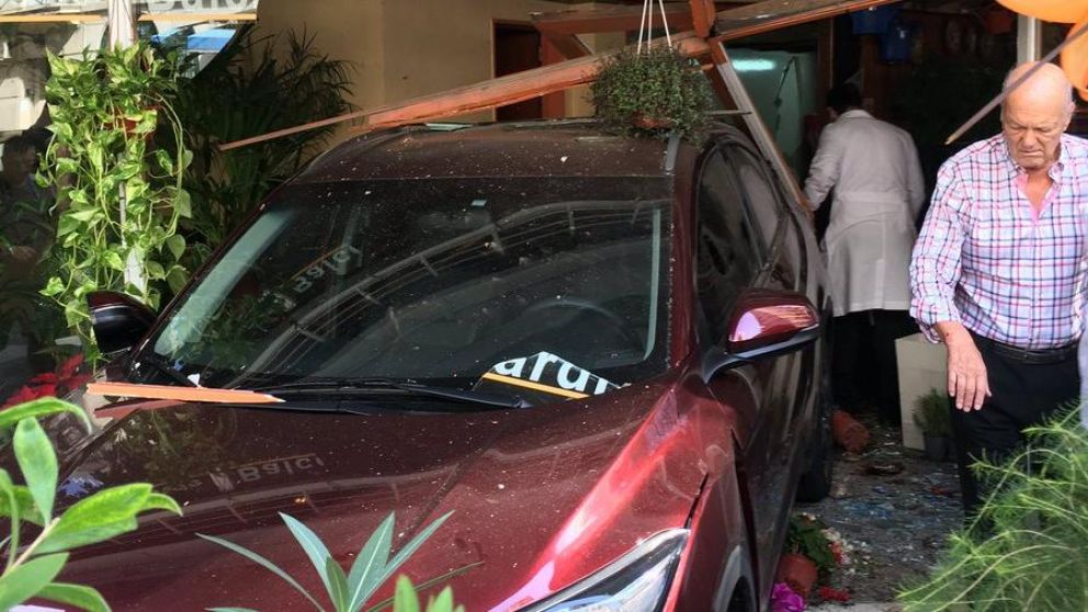 Así terminó el auto tras el choque de la camioneta.