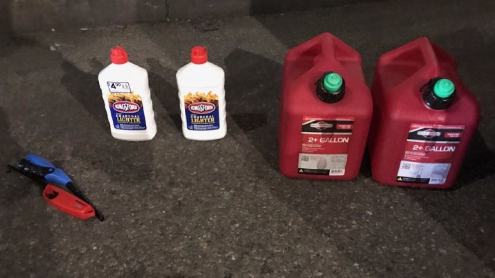 Un hombre que llevaba dos bidones de gasolina y encendedores fue arrestado.