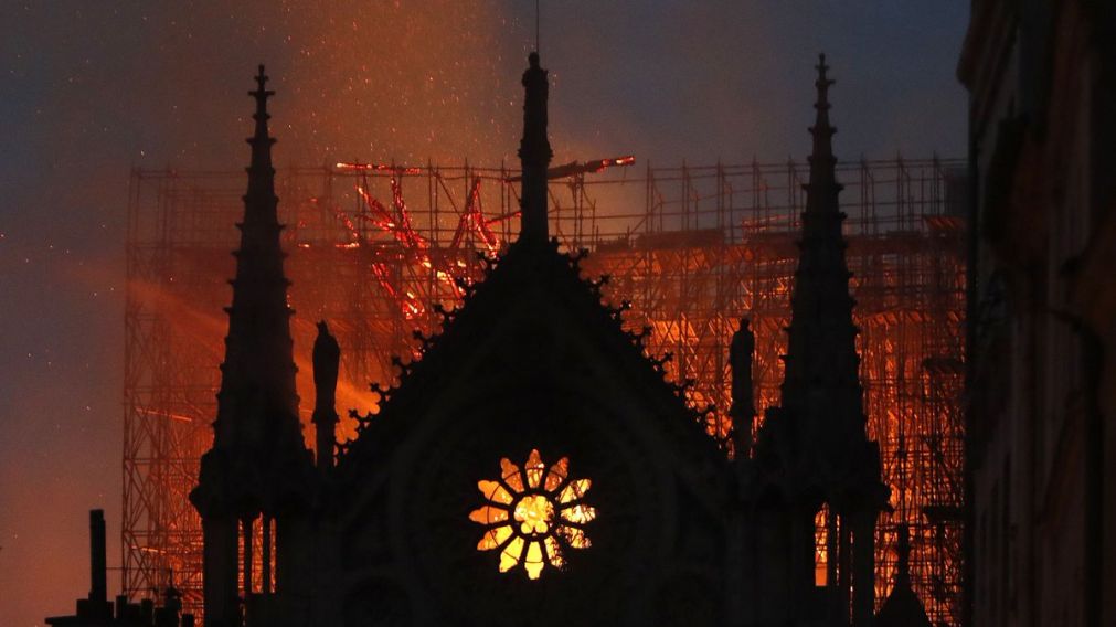 El incendio destruyó gran parte de la histórica catedral de Notre Dame. (@nuriamayoraldel)