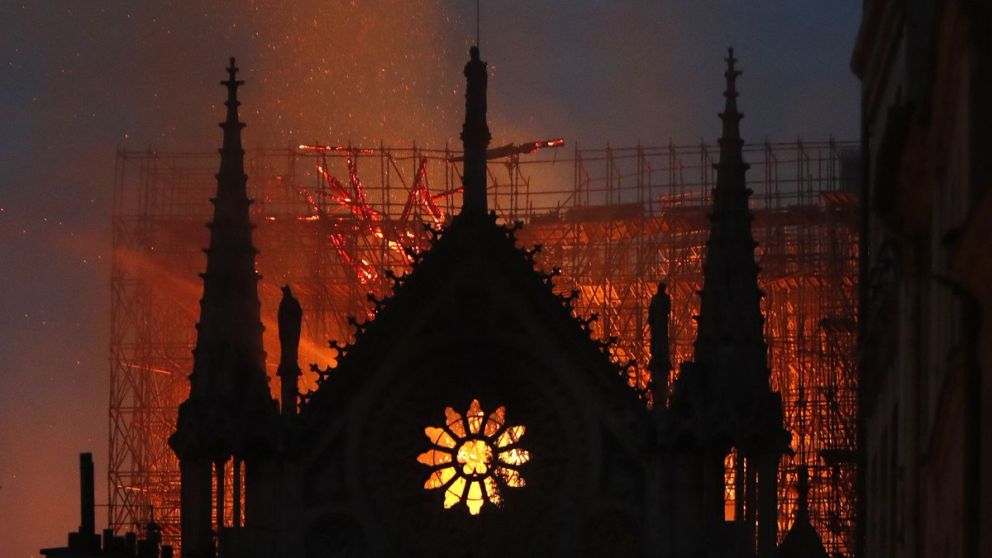 El incendio destruyó gran parte de la histórica catedral de Notre Dame. (@nuriamayoraldel)