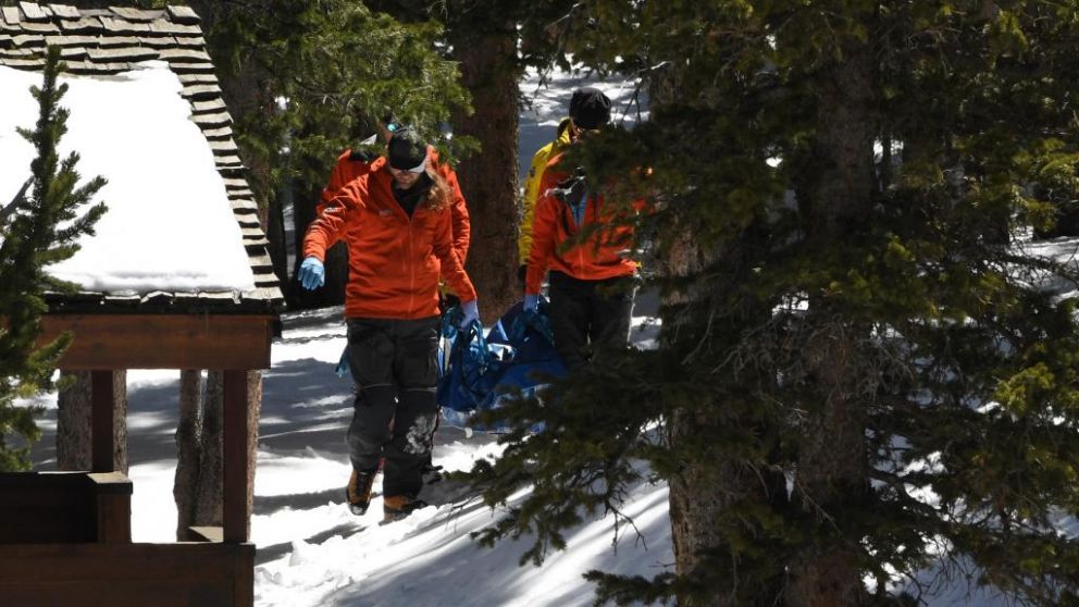 Miembros de un Equipo de Rescate Alpino intentan retirar el cuerpo sin vida de Pais.