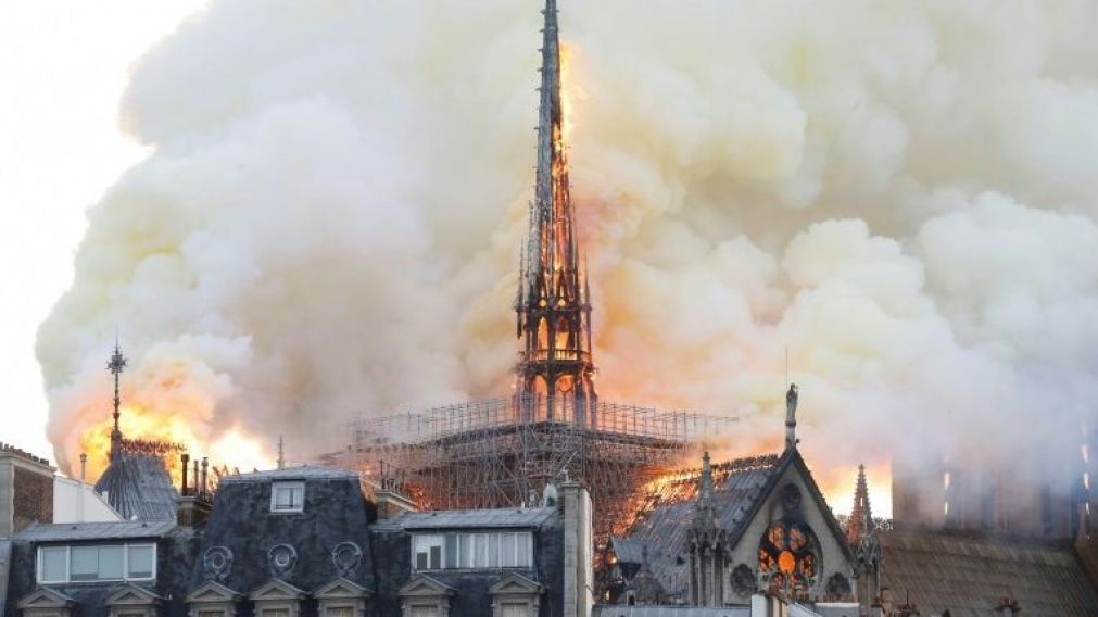 La abuja de Notre Dame antes de desplomarse. 
