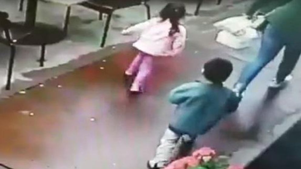 Los nenes vieron que el vehículo se les venía encima y salieron corriendo.