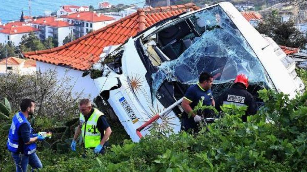 Así quedó el colectivo que cayó contra el techo de una casa.