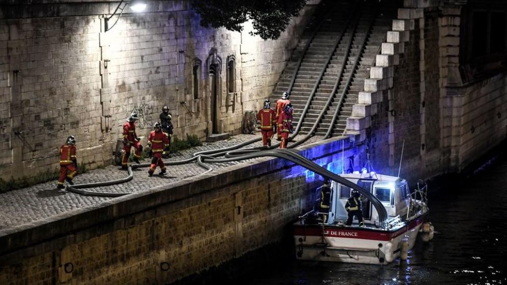 Los bomberos creen que el siniestro comenz� en uno de los ascensores de los alba�iles.