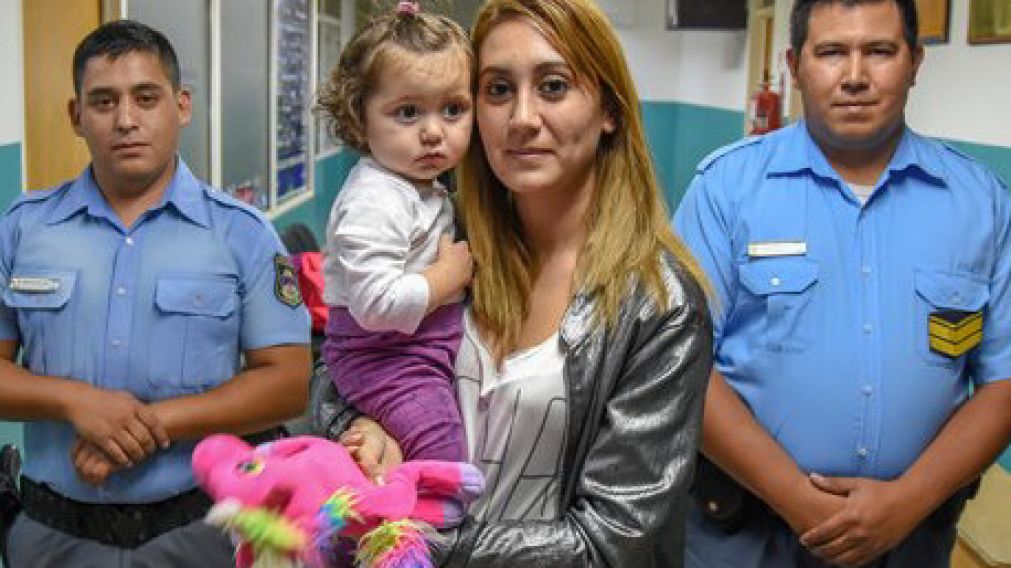 La pequeña, junto a su mama y los dos efectivos.