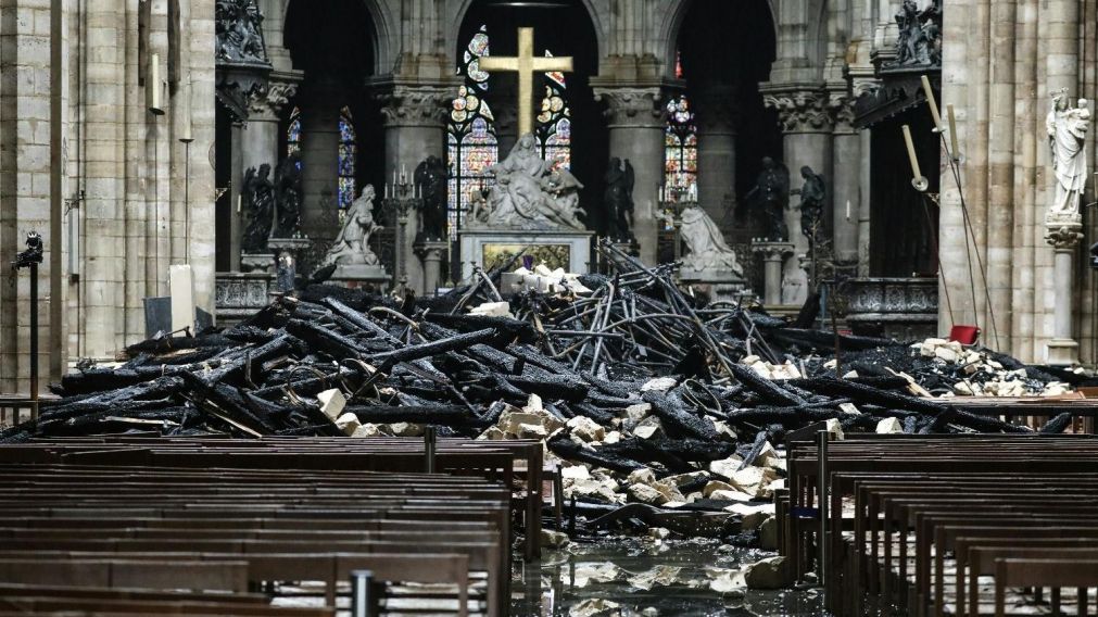 En las imágenes también se puede ver de pie la cruz del altar.