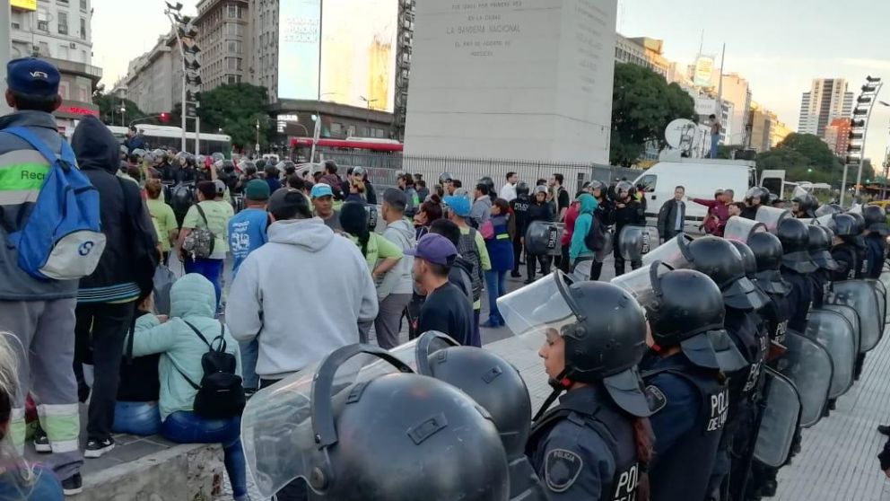 La protesta comenzó en calle Corrientes y terminó en el Obelisco.