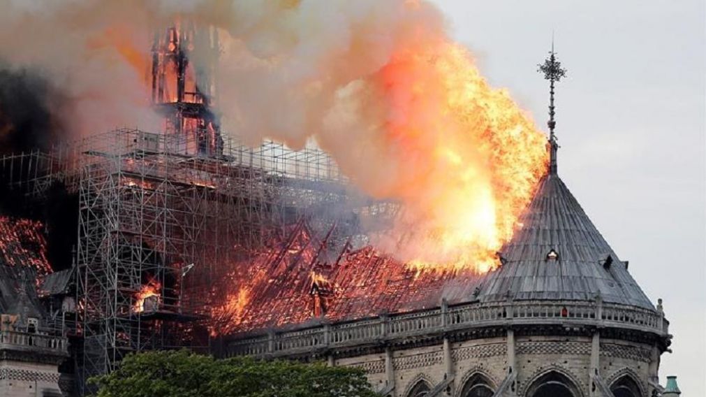 El fuego destruyó todo el techo de la catedral.
