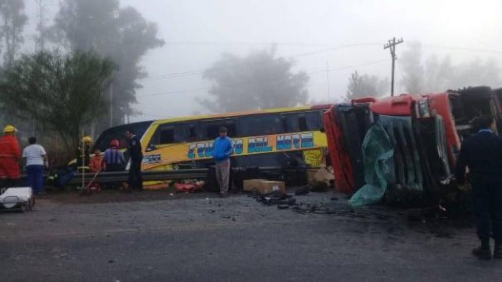 Tras el choque el micro desbarrancó.