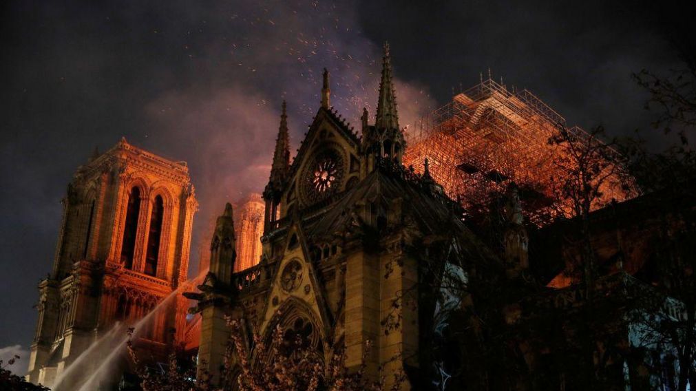 Notre Dame. Las llamas continuaron hasta horas de la madrugada.