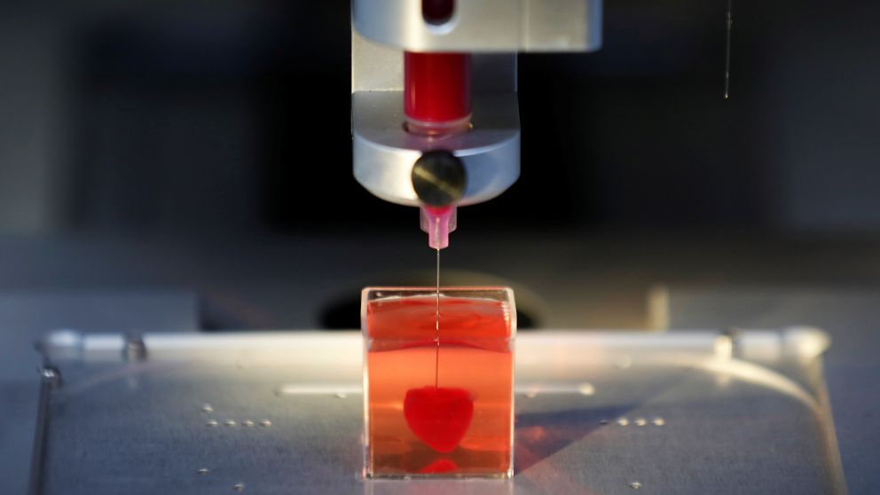 Una impresora 3D imprime un tejido de un corazón en un laboratorio de la Universidad de Tel Aviv (Gentileza Reuters)
