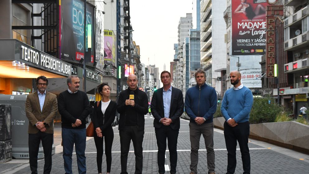 Rodríguez Larreta y otros funcionarios, en la reapertura al tránsito de Corrientes.